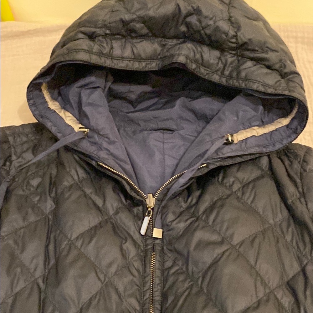 ‘S MAXMARA Navy Quilted Hooded Reversed Jacket. Size 8 ( missing belt) - Picture 10 of 14